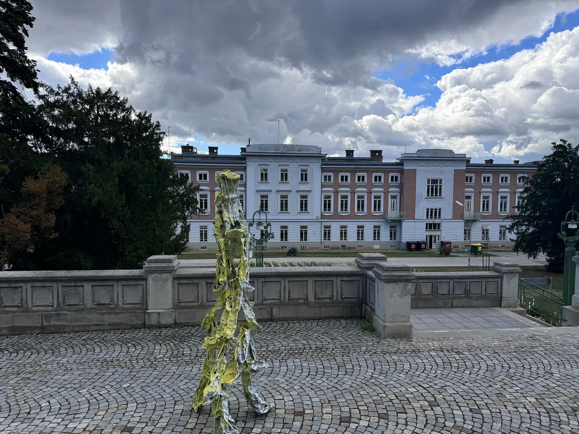 karl karner, sculpture in front of Parallel Vienna main House, jugendstil theater 2024