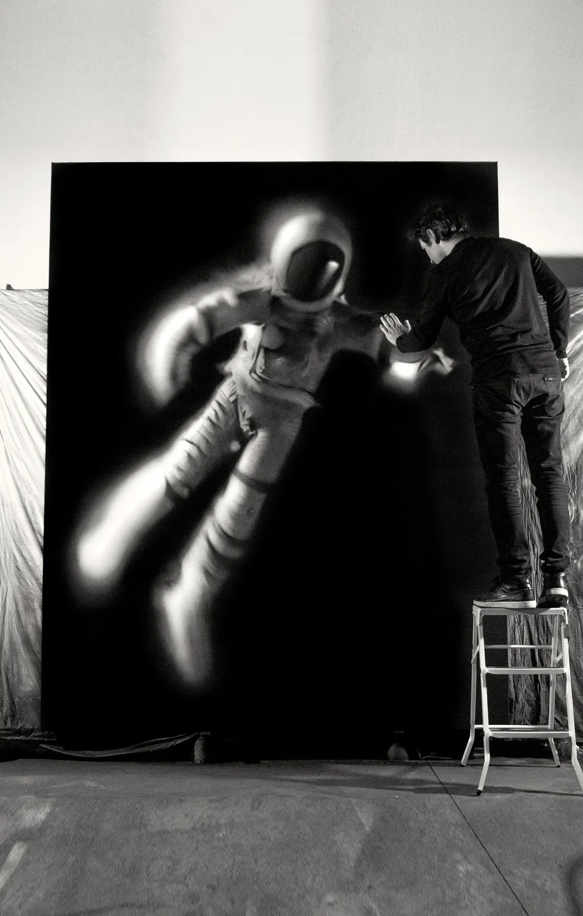 hugo alonso: final touch on his artwork "choose," acrylic on canvas, 250 x 200 cm | image courtesy of the artist.