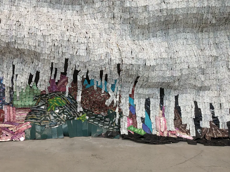 El Anatsui: The Masterful Ghanaian Sculptor with a Wall Installation at Guggenheim Bilbao